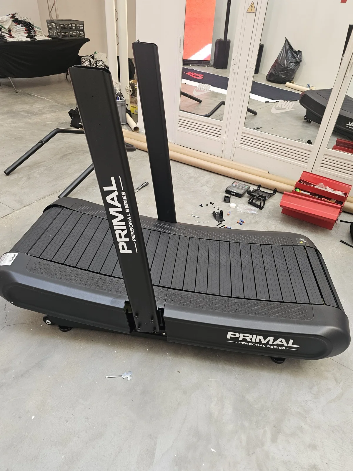 Tapis de course Primal en cours d’assemblage dans Paris 3e