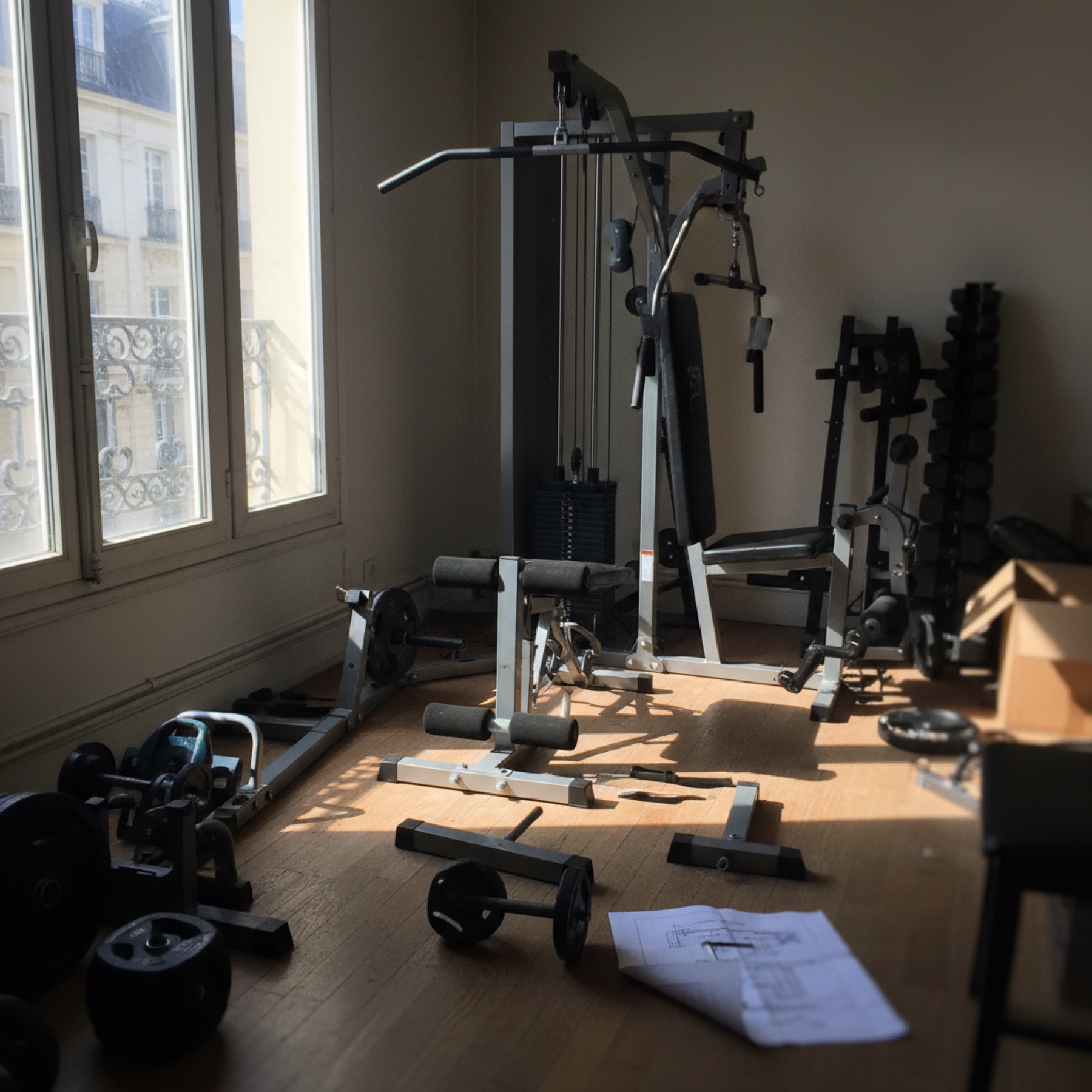 Montage machine de musculation dans un appartement haussmannien à Paris